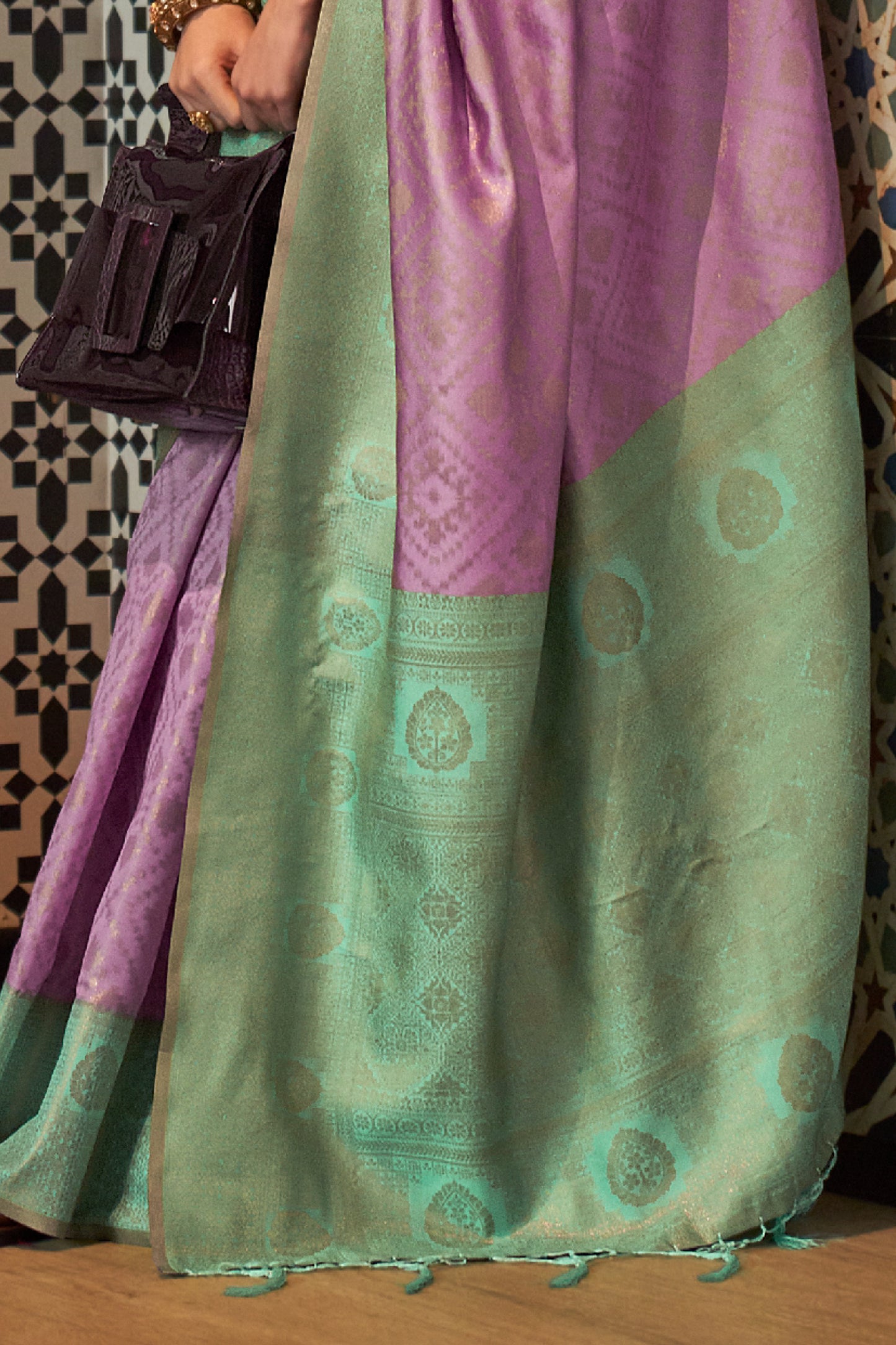 Grand Lilac Contrast Bordered Kanjivaram Saree with Zari Intricate Weaving